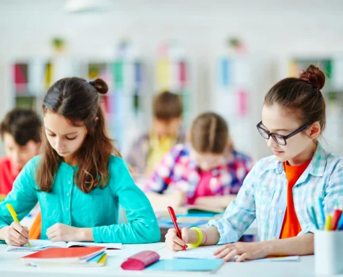 Petites filles étudiant sagement à l'école