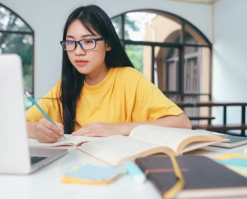 Jeune femme étudiant un matin d'été