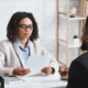 Jeune femme recevant un jeune homme à son bureau pour un bilan de compétences