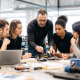 Participants suivant une formation professionnalisante en situation pratique